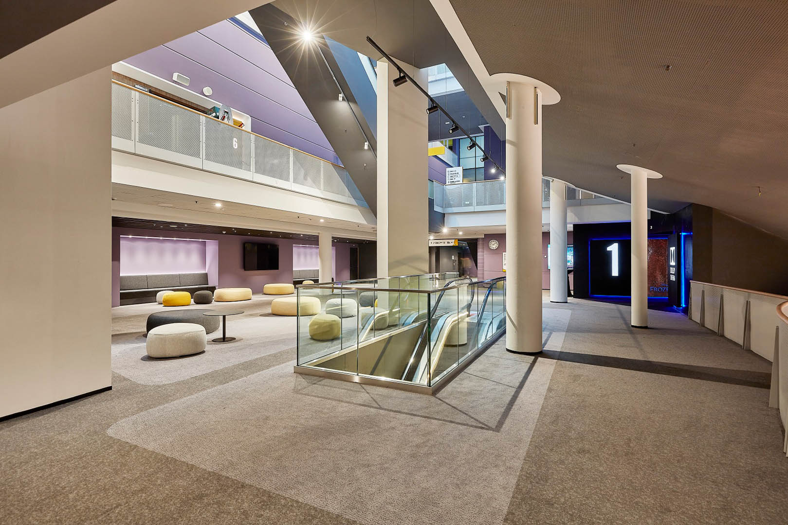 3 Pathedemunt Foyer1b